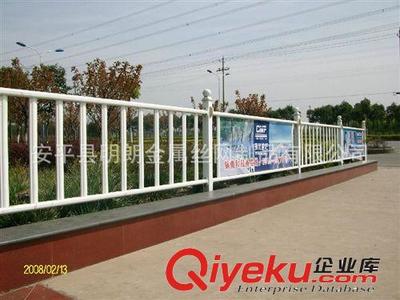 廠家加工定做馬路中央護(hù)欄與道路人行道隔離欄 安心選材，精益制造